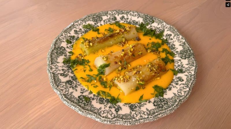 Foto de Crema de calabaza y patata con puerros a la plancha y pistachos